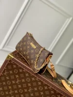 LV Pochette Liv Monogram Women - Image 4