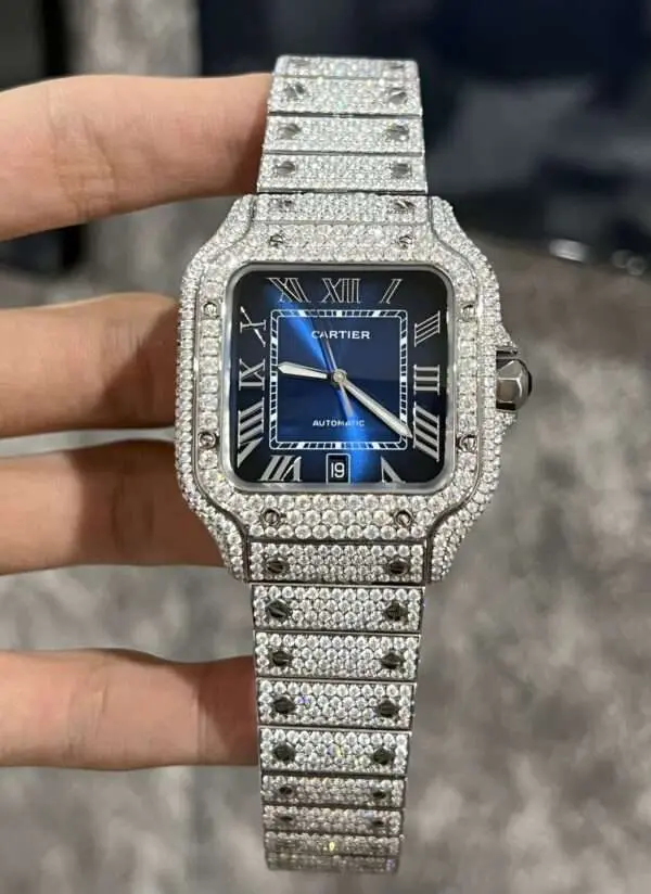 Dong-Ho-Cartier-Santos-Dinh-Full-Kim-Cuong-Moissanite-Mat-Xanh-39-5-600x824-1 Cartier Santos Best Replica Watch Custom Moissanite Diamonds Blue Dial 39.8mm - Image 1