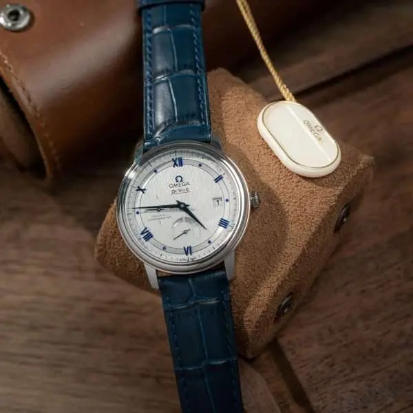 Dong-Ho-Omega-De-Ville-Prestige-Power-Reserve-Rep-1-1-Cao-Cap-Day-Da-Mau-Xanh-39-3-600x600-1 Omega De Ville Prestige Power Reserve Replica 11 Watch Blue Leather Strap 39.5mm - Image 1