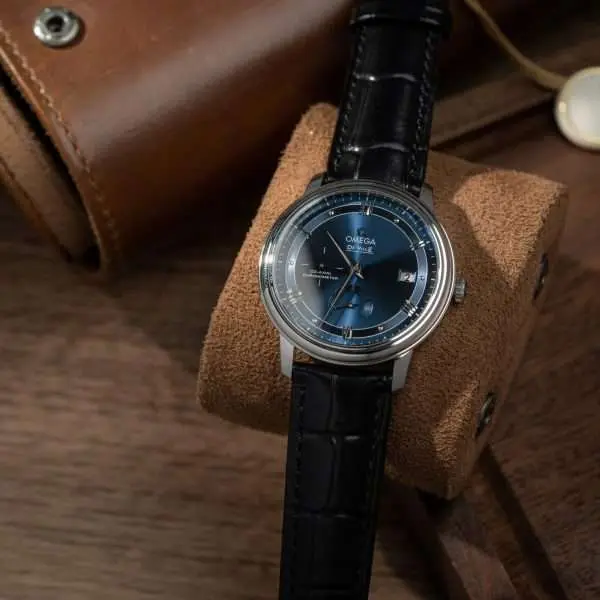 Dong-Ho-Omega-De-Ville-Prestige-Power-Reserve-Rep-11-Mat-Xanh-Blue-Day-Da-39-9-600x600-1 Omega De Ville Prestige Power Reserve Replica Watch Dial Blue Leather Strap 39.5mm - Image 1