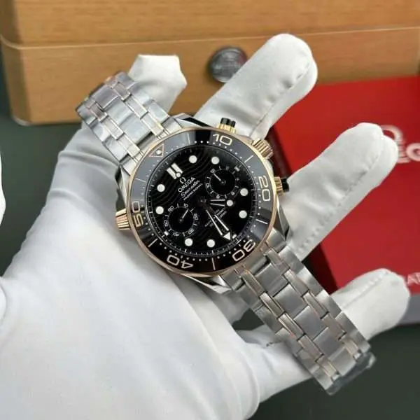 Dong Ho Omega Rep 11 Seamaster Diver 300M Chronograph Demi Vang Hong Mat Den N1 44mm 8 600x600 1 Dong Ho Omega Rep 11 Seamaster Diver 300M Chronograph Demi Vang Hong Mat Den N1 44mm 8 600x600 1
