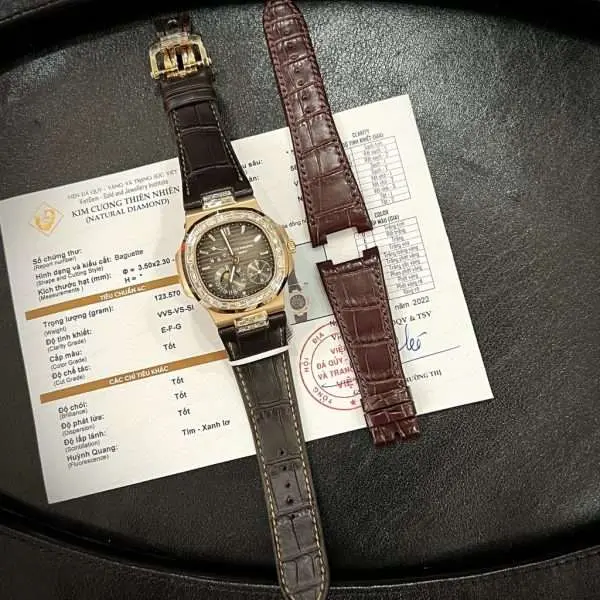 Patek Philippe Replica 1:1 Watch Nautilus 5724 18K Solid Gold With Natural Diamonds 40mm