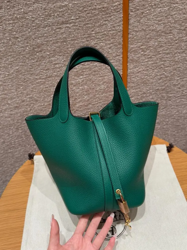Hermes Togo leather green with gold hardware 18cm