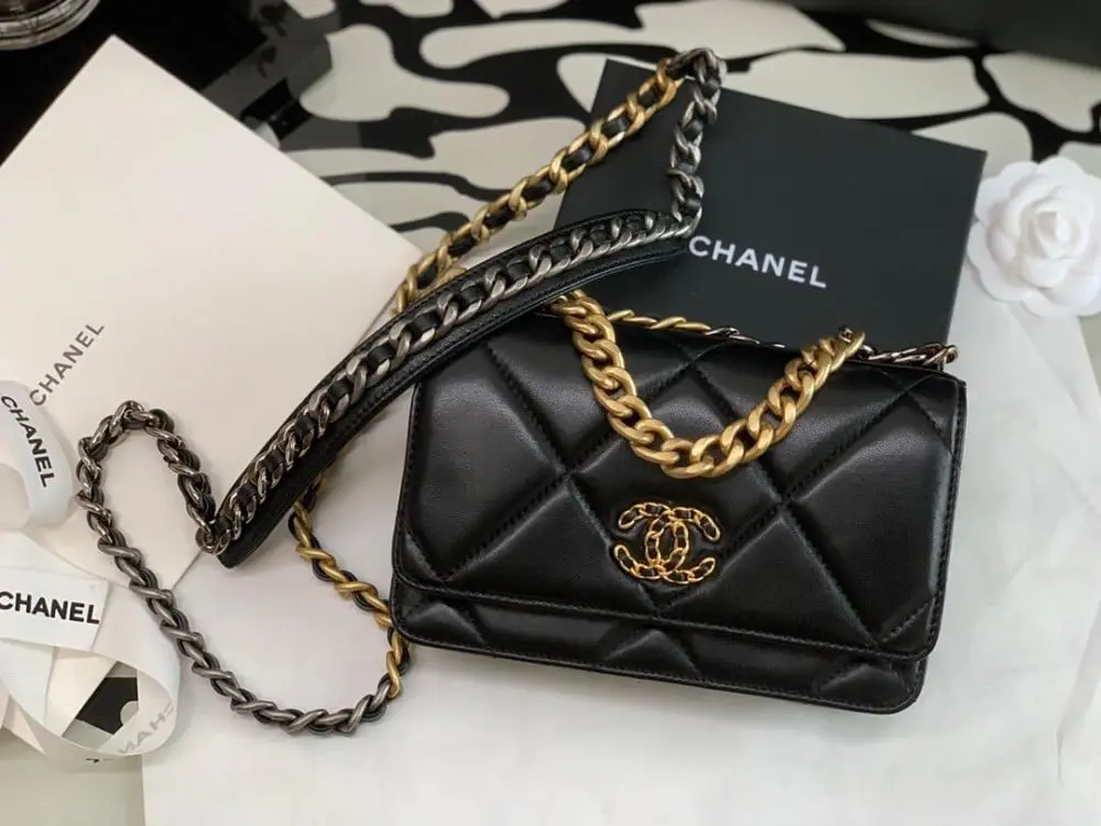 IMG_6980 Chanel 19 wallet on chain in shiny lambskin - Image 1