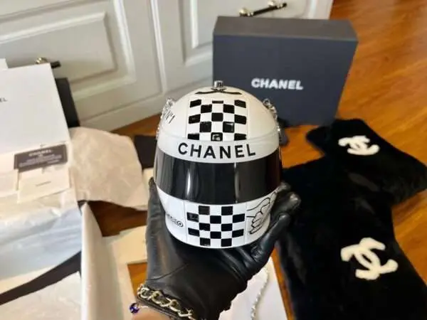 Tui-Cam-Tay-Chanel-Resort-Cruise-2023-Monte-Carlo-Mau-Trang-6-600x450-1 Chanel Resort Cruise 2023 Monte-Carlo Hand Held Bag White - Image 1