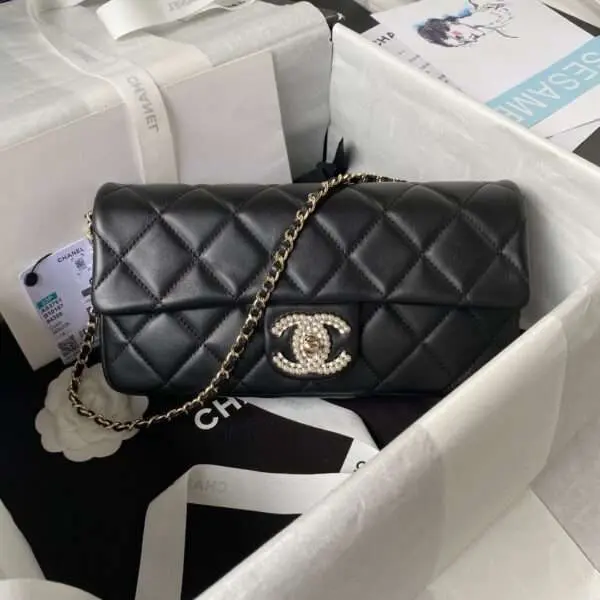Tui-Xach-Nu-Mau-Den-Chanel-Deo-Cheo-Khoa-Ngoc-Trai-26x11-2-600x600-1 Chanel With Lock Pearl Handbags Black Demi Handle 26×11.5x4cm - Image 1