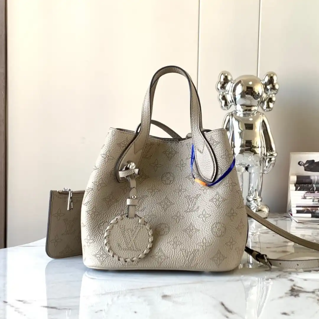 Louis Vuitton LV Blossom PM Mahina Handbags 20x20x12.5cm