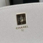 CHANEL 25C FLAP BAG 18 IN WHITE SHINY GRAINED CALFSKIN GOLD HARDWARE - Image 4