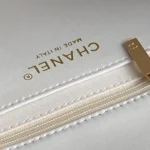 CHANEL MEDIUM FLAP BAG 26 IN WHITE CALFSKIN GOLD DOUBLE C THICK CHAIN - Image 5