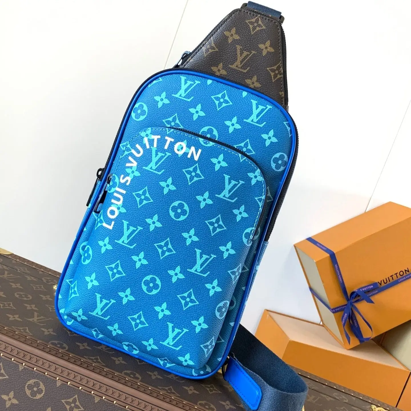 LV AVENUE SLINGBAG 31 IN BLUE AND BROWN TAIGA LEATHER