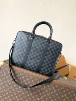 LV DUO CROSSBAG BAG 42 IN BLACK EMBOSSED CALFSKIN - Image 2