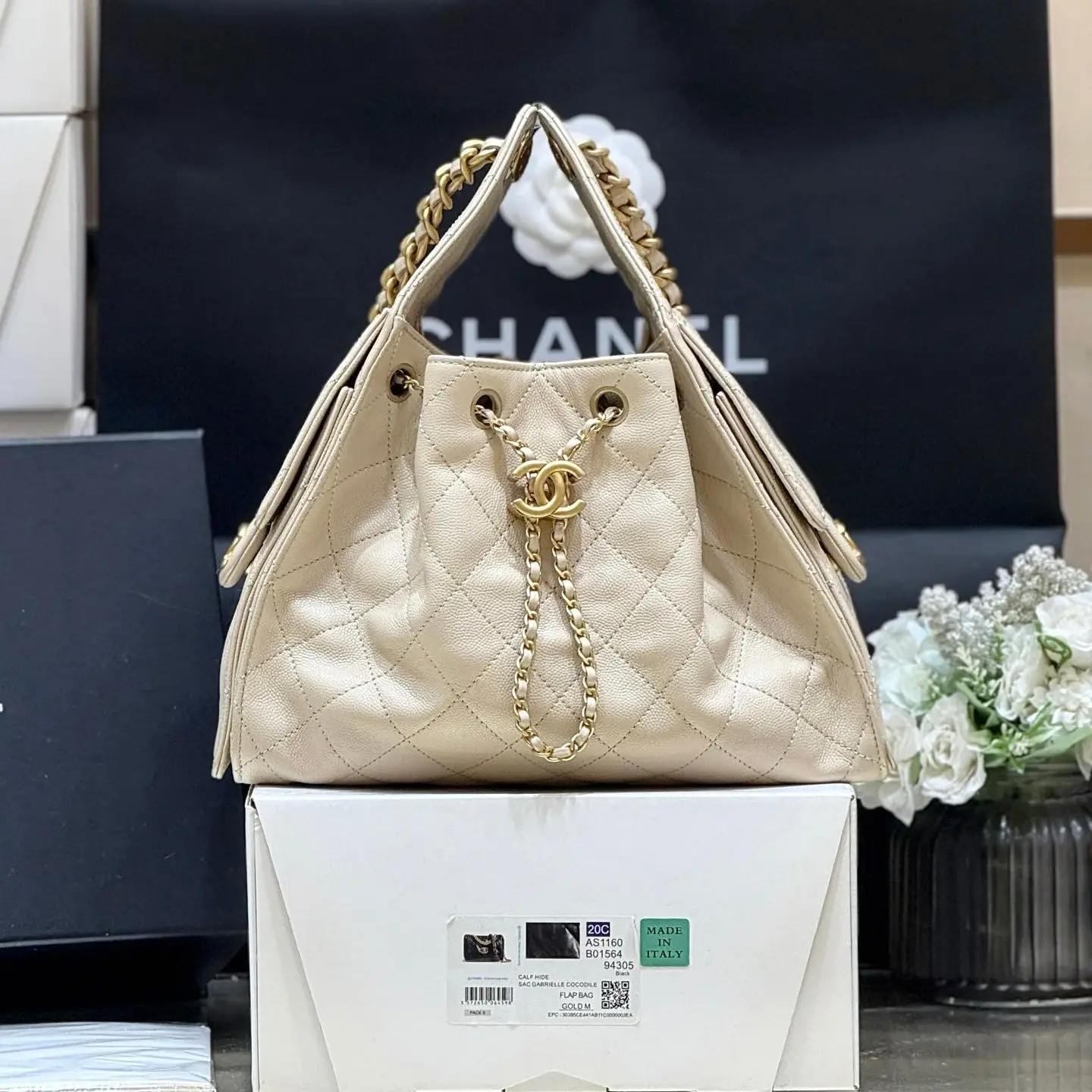 CHANEL 25 HANDBAG IN CREAM 30 GRAINED CALFSKIN GOLD HARDWARE